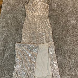 I'm selling a prom dress is silver  in color is a size large and it’s scratchy